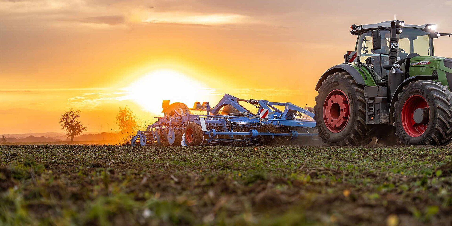 Kurzscheibenegge LEMKEN Rubin 10 MR TF im Sonnenuntergang Kurzscheibenegge LEMKEN Rubin 10 MR TF im Sonnenuntergang