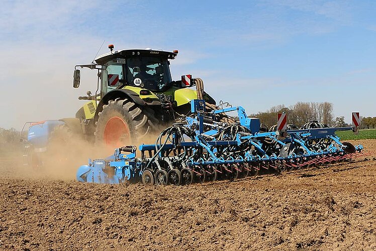 Traktor mit Drillmaschine auf dem Feld