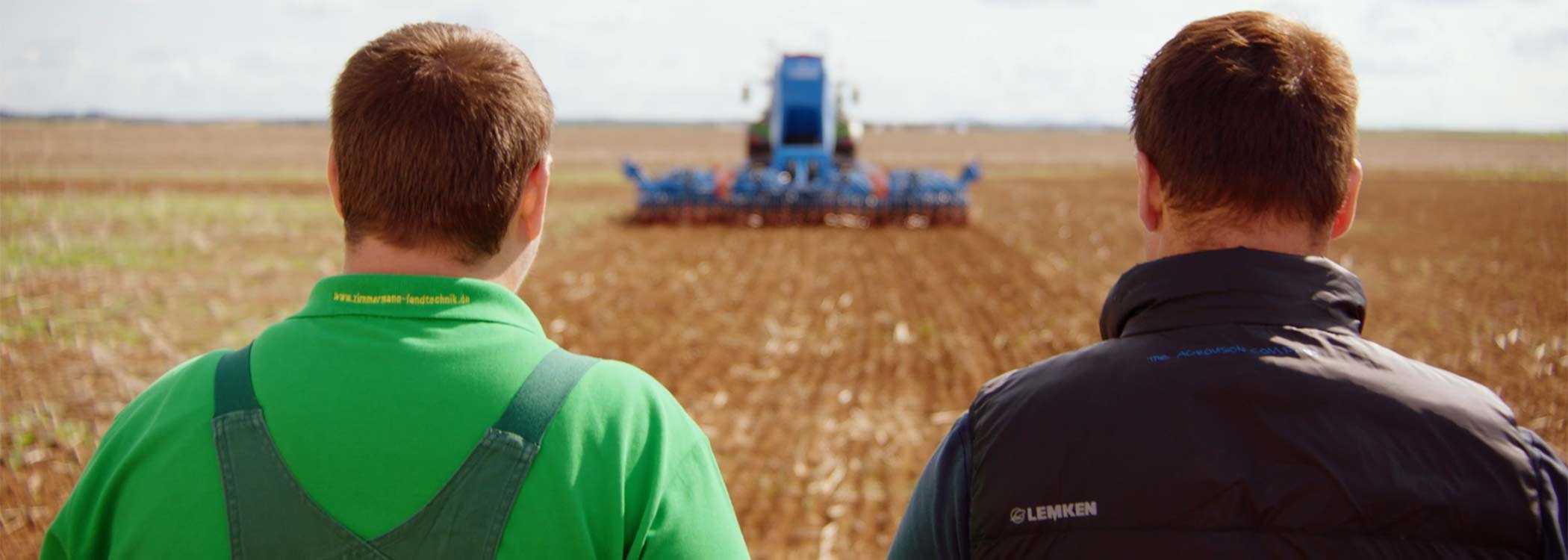 LEMKEN Aftersales zwei Männer auf Feld mit Maschine LEMKEN Aftersales zwei Männer auf Feld mit Maschine