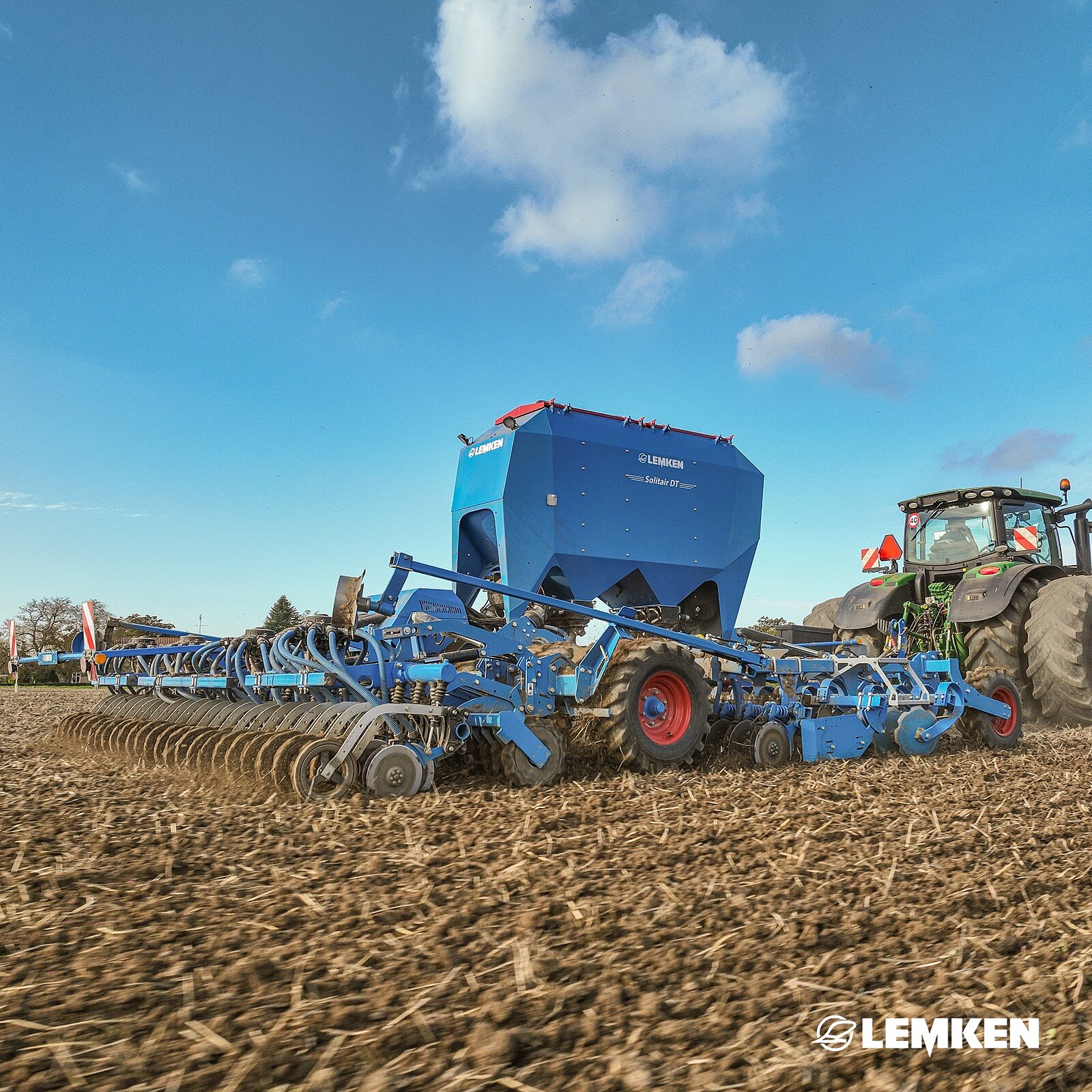 Many possibilities for placement 💪💙 With 5,100 litres in the double hopper version, the seed hopper of the six-metre...