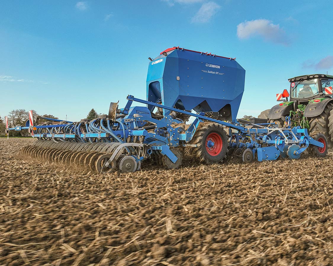 Die Solitair DT von LEMKEN bei der Bearbeitung des Ackers auf Wurzelebene. Die Solitair DT von LEMKEN bei der Bearbeitung des Ackers auf Wurzelebene.